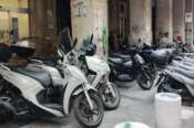Scooter parcheggiati sul marciapiede di via San Giacomo