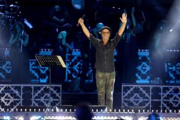 Foto Fabio Serino/LaPresse 27-08-2022 Melpignano (Lecce) Italia – spettacolo – La Notte della Taranta 2022. Nella foto: un momento della serata. Samuele Bersani August 27 2022 Melpignano (Lecce) Italy – entertainment – ‘La Notte della Taranta 2022’ In the pic: a moment of the show
