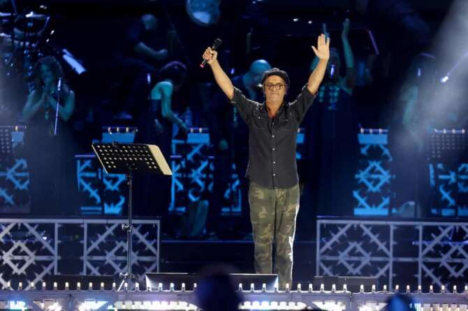 Foto Fabio Serino/LaPresse 27-08-2022 Melpignano (Lecce) Italia – spettacolo – La Notte della Taranta 2022. Nella foto: un momento della serata. Samuele Bersani August 27 2022 Melpignano (Lecce) Italy – entertainment – ‘La Notte della Taranta 2022’ In the pic: a moment of the show