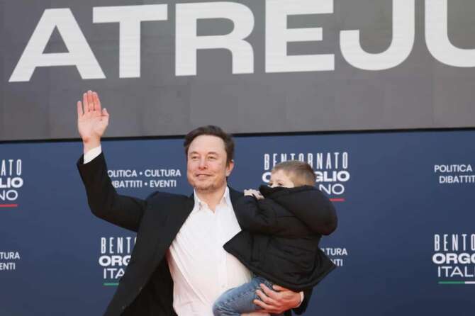 Foto Cecilia Fabiano/LaPresse 16 Dicembre 2023 Roma, Italia – Politica – Atreju 2023 , Elon Musk ospite alla festa di Fratelli D’Italia Nella foto: Elon Musk con il figlio December 16 , 2023 Roma, Italy – Politics – Politics – Elon Musk guest speaker at Fratelli D’Italia party In the photo: Elon Musk