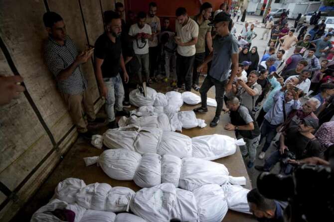 Palestinians mourn relatives killed in the Israeli bombardment of the Gaza Strip, at a hospital in Deir al-Balah, Tuesday, Oct. 1, 2024. (AP Photo/Abdel Kareem Hana) Associated Press/LaPresse