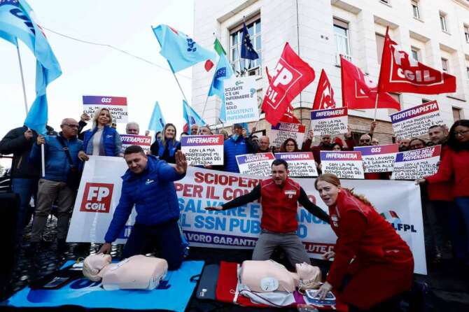 Flash-mob contro la manovra economica del governo organizzato da FP CGIL ed UIL FPL davanti al Ministero della Salute – Martedì 26 Novembre 2024 – Cronaca – (foto di Cecilia Fabiano/LaPresse) Flash-mob organized by public workers trade unions FP CGIL and UIL FPL — Rome , Italy – Tuesday November 26 , 2024 – News – (photo by Cecilia Fabiano/LaPresse)