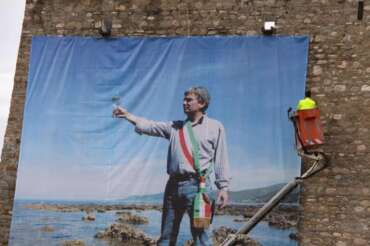 ©Lapresse Il saluto al sindaco simbolo del Cilento, Angelo Vassallo, ed al centro delle indagini dell’Antimafia salernitana sia per le gare ed i lavori eseguiti