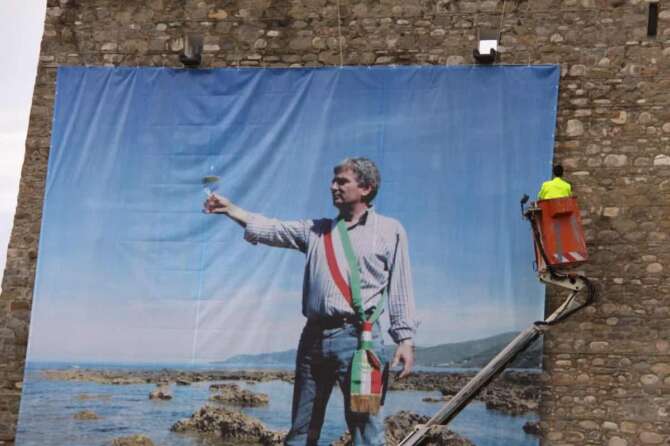 ©Lapresse Il saluto al sindaco simbolo del Cilento, Angelo Vassallo, ed al centro delle indagini dell’Antimafia salernitana sia per le gare ed i lavori eseguiti