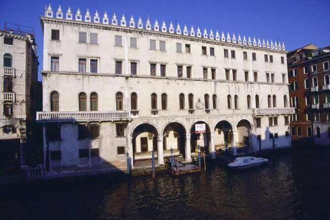 Fondaco dei Tedeschi chiude, cos’è il centro commerciale di lusso di Venezia: la crisi e il licenziamento dei dipendenti