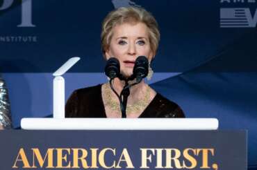 Chi è Linda McMahon, “signora del wrestling” scelta da Trump per l’Istruzione: accusata di aver coperto abusi sessuali nella WWE