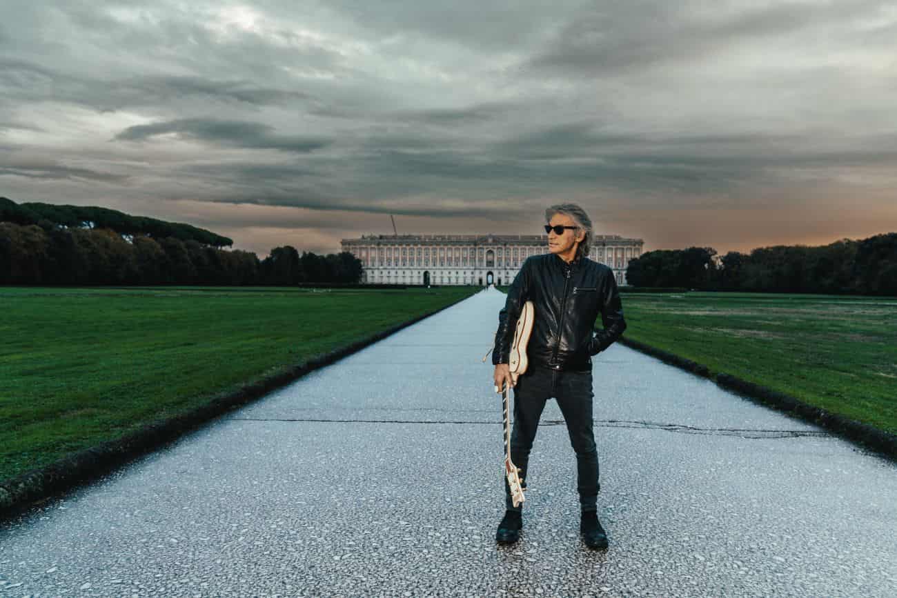 Luciano Ligabue annuncia il primo Campovolo al Sud alla Reggia di Caserta e apre il primo Bar Mario a Napoli