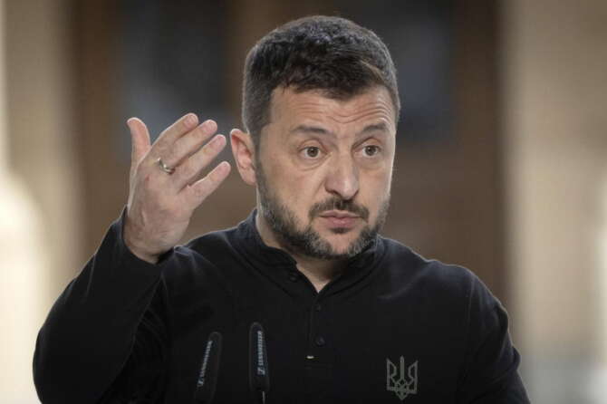 Zelensky ‘scarica’ la Crimea, impossibile una riconquista militare: “Non possiamo avere migliaia di morti”