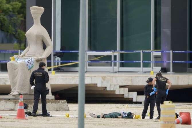 Brasile, attentatore kamikaze si fa saltare in aria davanti la Corte Suprema: si era candidato col partito di Bolsonaro