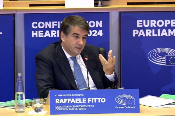 L’audizione di Fitto a Bruxelles, il ministro meloniano si rimangia le battaglie della destra: “Qui per rappresentare l’Europa”