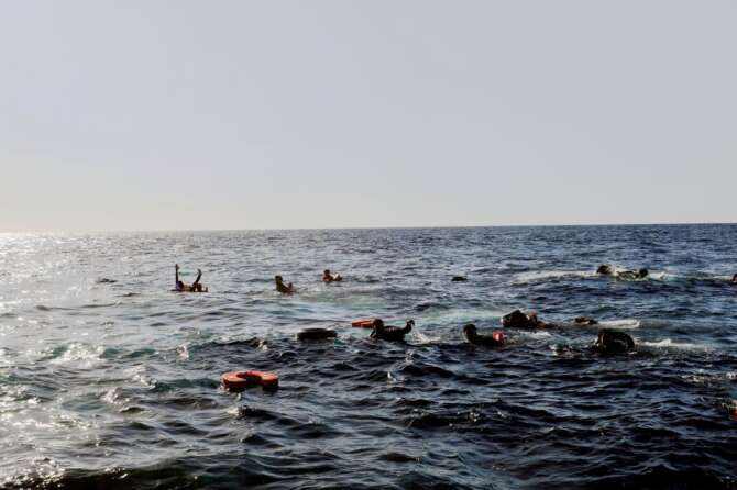 Barconi carichi di migranti affondano al largo di Lampedusa, ennesima strage: almeno 26 morti, anche una neonata