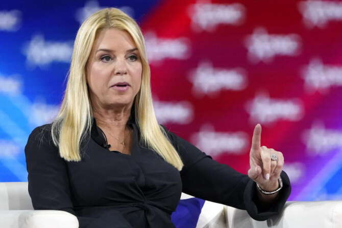 Chi è Pam Bondi, la scelta di Trump come procuratrice generale: salta Gaetz, prima sconfitta del presidente