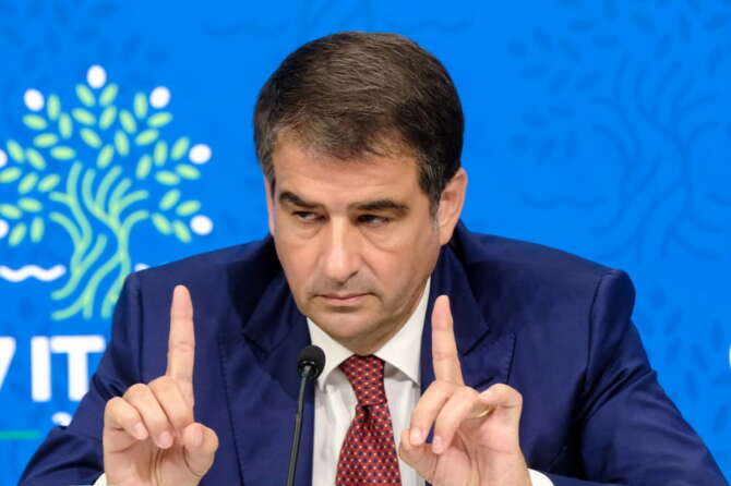 Fitto vicepresidente della Commissione Ue, socialisti pronti al “no” al ministro italiano: ma rischiano la vendetta dei Popolari