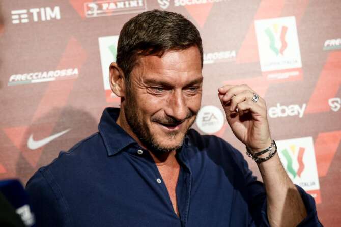 Francesco Totti indagato per omessa dichiarazione dei redditi, altri guai per la bandiera della Roma dopo il caso “abbandono di minori”