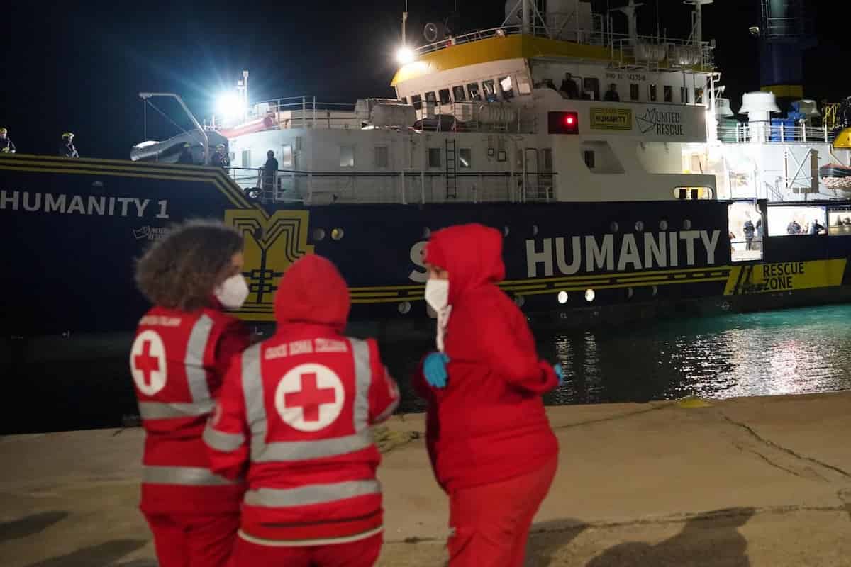 Operazioni di sbarco per la Humanity 1 (imbarcazione della ong Sos Humanity) con a bordo 77 migranti, tra cui 3 minori non accompagnati a Crotone, Italia - Cronaca - Mercoledì 4 Marzo 2024 ( Photo by Antonino D\'Urso / LaPresse ) Unboarding operations for the Humanity 1 (Sos Humanity NGO boat) carrying 77 migrants, including 3 unaccompanied minors in Crotone, South Italy - News- Wednesday, March 4, 2024 ( Photo by Antonino D\'Urso / LaPresse )
