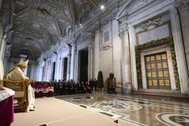 Foto Alessandro Sardo/Vatican Media/LaPresse 04 Aprile 2024 Città del Vaticano, Vaticano Cronaca Papa Francesco durante Ascensione del Signore – Consegna e lettura della Bolla di indizione del Giubileo 2025 e Secondi Vespri DISTRIBUTION FREE OF CHARGE – NOT FOR SALE