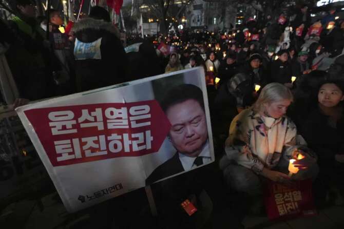 People hold candles during a candlelight vigil against South Korean President Yoon Suk Yeol in Seoul, South Korea, Wednesday, Dec. 4, 2024. (AP Photo/Lee Jin-man) Associated Press/LaPresse