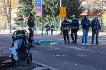 Investimento mortale di una mamma con due bambini in passeggino sulle strisce pedonali in Viale Renato Serra angolo Viale De Gasperi – Milano, Italia – Mercoledì, 11 Dicembre 2024 (foto Stefano Porta / LaPresse) Fatal collision of a mother with two children in a stroller on the pedestrian crossing in Viale Renato Serra on the corner of Viale De Gasperi – Milan, Italy- Wednesday, 11 December 2024 (photo Stefano Porta / LaPresse)