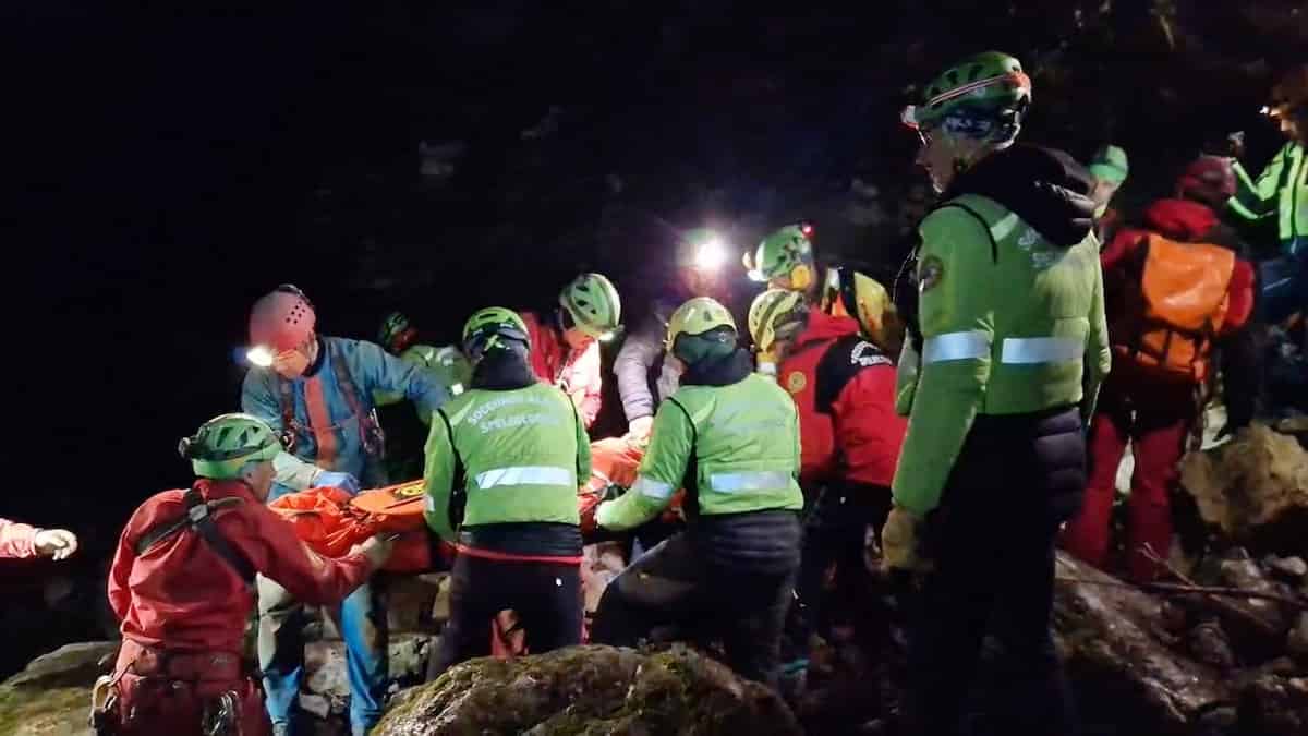 La speleologa Ottavia Piana salvata, portata fuori dalla grotta Bueno Fonteno