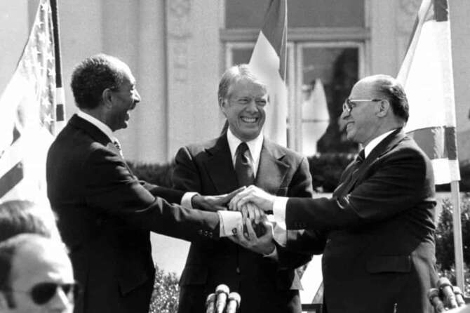 FILE – Egyptian President Anwar Sadat, left, U.S. President Jimmy Carter, center, and Israeli Prime Minister Menachem Begin clasp hands on the north lawn of the White House after signing the peace treaty between Egypt and Israel, March 26, 1979, in Washington. (AP Photo/ Bob Daugherty, File) Associated Press/LaPresse