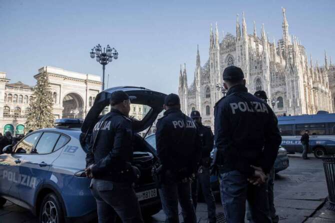 Controlli di Polizia in Duomo Milano – Italia – Cronaca Lunedì, 30 Dicembre, 2024 (Foto di Marco Ottico/Lapresse) Controlli Polizia in Duomo Milan, Italy – News Monday, 30 December, 2024 (Photo by Marco Ottico/Lapresse)