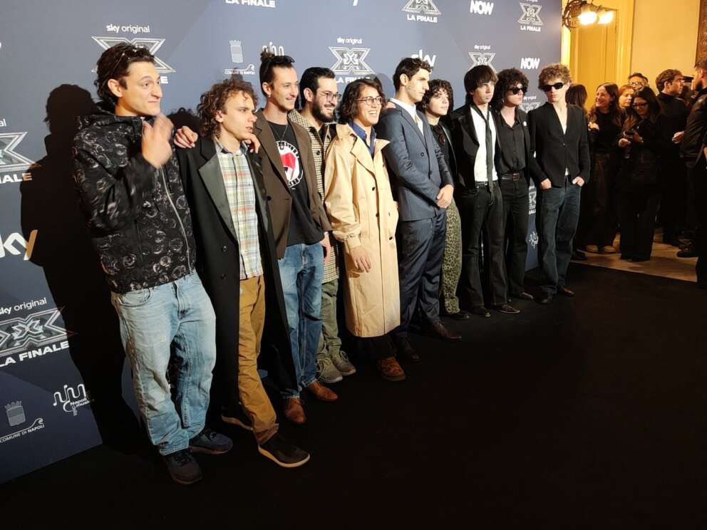 Chi sono i finalisti e chi vincerà la finale di X-Factor a Napoli: Mimì, I Patagarri, Les Votives, e Lorenzo sul palco di Piazza del Plebiscito