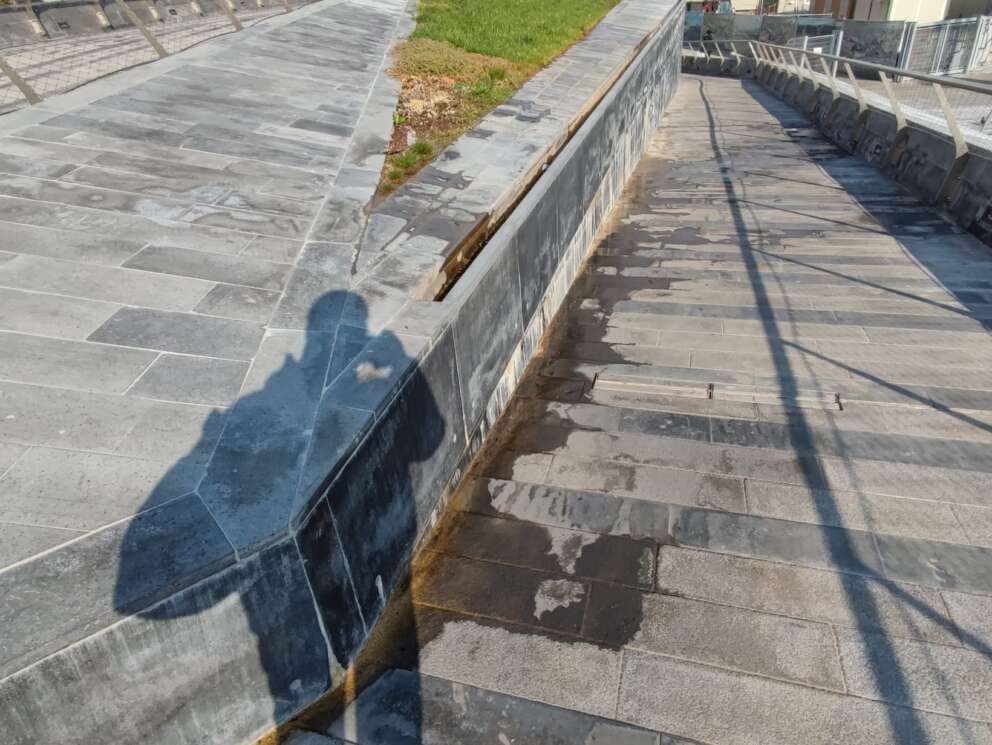 Perdite d’acqua, macchie gialle e bianche: cosa sta succedendo al nuovo Molo Beverello?