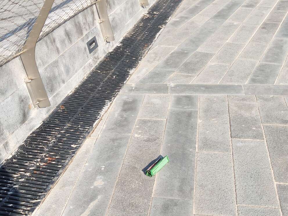 Perdite d’acqua, macchie gialle e bianche: cosa sta succedendo al nuovo Molo Beverello?