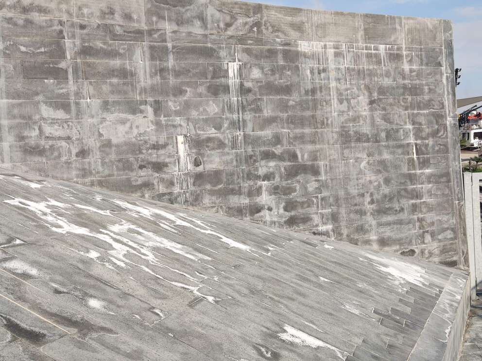 Perdite d’acqua, macchie gialle e bianche: cosa sta succedendo al nuovo Molo Beverello?