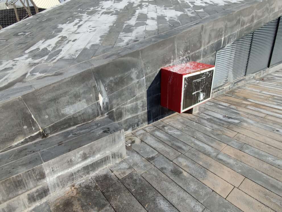 Perdite d’acqua, macchie gialle e bianche: cosa sta succedendo al nuovo Molo Beverello?