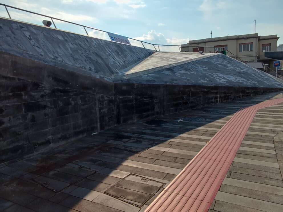 Perdite d’acqua, macchie gialle e bianche: cosa sta succedendo al nuovo Molo Beverello?