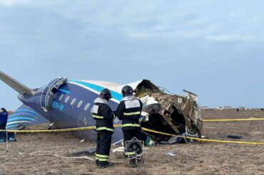 Cosa è successo all’aereo precipitato in Kazakistan: le cause dello schianto e i sospetti sulla Russia 