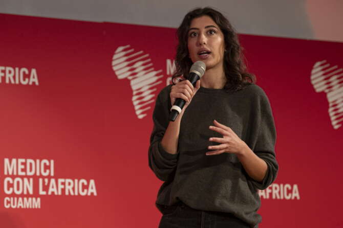 Cecilia Sala in carcere a Teheran senza letto e in isolamento da 14 giorni: Farnesina convoca l’ambasciatore iraniano, “no” del Pg di MIlano a domiciliari per Abedini