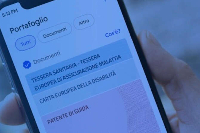Cos’è IT Wallet, il portafoglio digitale sull’app IO che fa caricare patente (e altro) sullo smartphone