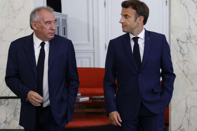 Francia, Macron sceglie il centristra Bayrou per il governo: aperture da destra, Mélenchon per una nuova sfiducia