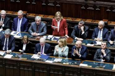 Meloni alla Camera ignora Mattarella: “Sull’Albania sentenze ideologiche, su rimpatri e Paesi sicuri deve cambiare tutto”
