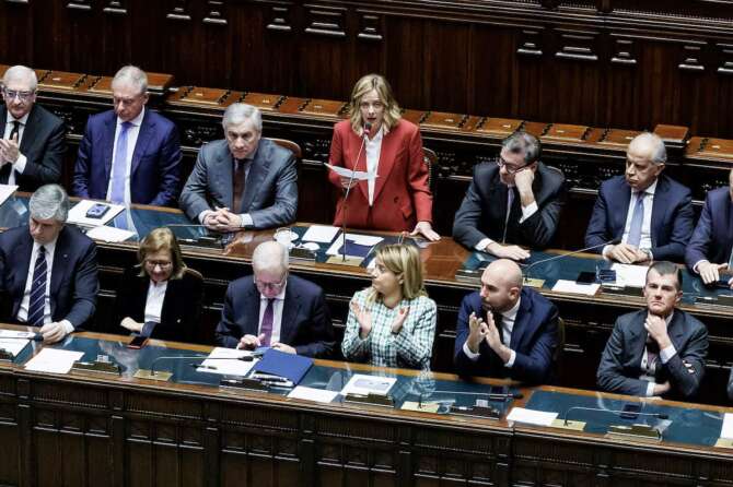 Meloni alla Camera ignora Mattarella: “Sull’Albania sentenze ideologiche, su rimpatri e Paesi sicuri deve cambiare tutto”