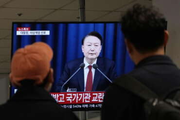 Caos in Corea del Sud, revocata la legge marziale dopo il voto contrario del parlamento: scontri e proteste