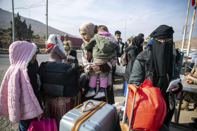 Siria, l’Europa volta le spalle ai profughi: la risposta alla caduta di Assad è congelare le richieste d’asilo