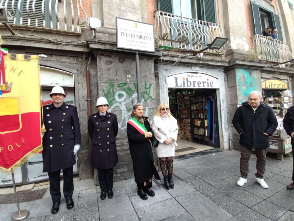 targa-tullio-pironti-napoli-piazza-dante-1