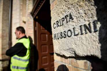 Foto LaPresse/Claudio Furlan 27 Ottobre 2019 Predappio (Forlì) Gruppi di estrema destra a Predappio per l’anniversario della Marcia su Roma Nella foto: la cripta della famiglia Mussolini