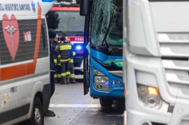 FOTO DI REPERTORIO Foto LaPresse 22-11-2022 San Donato Milano, Italia – Cronaca – Pullman di linea trasposto passeggeri tampona Tir sulla Paullese November 22, 2022 Milan, Italy – News – Line bus carrying passengers hits a truck on the Paullese
