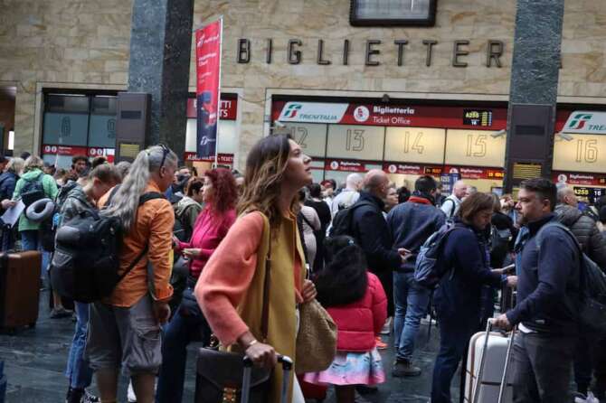 Foto New Press Photo/LaPresse 20 aprile 2023 Firenze, Italia – cronaca – Caos treni, folla in attesa alla stazione di Firenze Santa Maria Novella. Gravi disagi alla circolazione ferroviaria dopo il deragliamento della carrozza di un treno merci in prossimità di Firenze Castello April 20, 2023 Florence, Italy – news – Firenze Santa Maria Novella station. Rail traffic disruptions after a train derails at Firenze Castello.