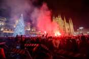 Capodanno in Piazza Duomo – controlli delle forze di polizia per le nuove zone rosse – Milano, Martedì 1 Gennaio 2025 (Foto Claudio Furlan/Lapresse) New Year’s Eve in Piazza Duomo – police force checks for new red zones – Milan, Tuesday, Jan. 1, 2025 (Photo Claudio Furlan/Lapresse)
