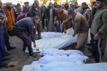 The bodies of victims from overnight Israeli army strikes at multiple locations in the central Gaza Strip are laid together for funeral prayers, at Al-Aqsa Martyrs Hospital in Deir al-Balah, Friday, Jan. 3, 2025. According to Al-Aqsa Martyrs Hospital, 30 people, including 10 women and 7 children, were killed in several attacks overnight in central Gaza. (AP Photo/Abdel Kareem Hana) associated Press / LaPresse Only italy and Spain
