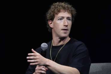 Mark Zuckerberg, chief executive officer of Meta, makes a point during an appearance at SIGGRAPH 2024, the premier conference on computer graphics and interactive techniques, Monday, July 29, 2024, in the Colorado Convention Center in downtown Denver. (AP Photo/David Zalubowski) associated Press / LaPresse Only italy and Spain