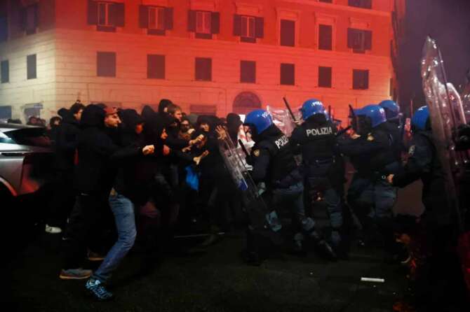 Tensioni alla manifestazione a San Lorenzo in solidarietà con Ramy morto in un inseguimento con i Carabinieri a Milano Roma—Italia — Sabato 11 Gennaio 2025 – Cronaca – (foto di Cecilia Fabiano/LaPresse) Railway breakdown from Milano trail line voyagers at Termini Station. Rome—Italia—Saturday , January 11, 2025 – News – (photo by Cecilia Fabiano/LaPresse)