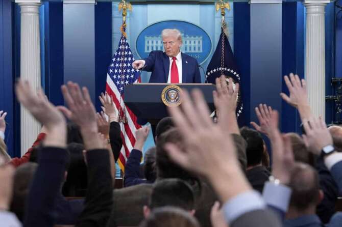 President Donald Trump calls on a reporter to ask a question in the James Brady Press Briefing Room at the White House, Thursday, Jan. 30, 2025, in Washington. (AP Photo/Alex Brandon) Associated Press / LaPresse Only italy and Spain