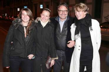 © Soriano Borgioli – Lapresse 09-01-2007 Firenze, Italia Spettacolo Debutto di Lapo Elkann nel mondo della moda con la sua I-I “Italia IndEpendent” Nella foto: Oliviero Toscani con moglie e le figlie