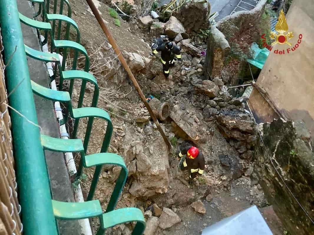 Crollo muro Genova si scava tra le macerie